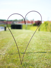 Indlæs billede til gallerivisning Skævt hjerte i jern på fod – lille