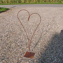 Indlæs billede til gallerivisning Skævt hjerte i jern på fod – lille