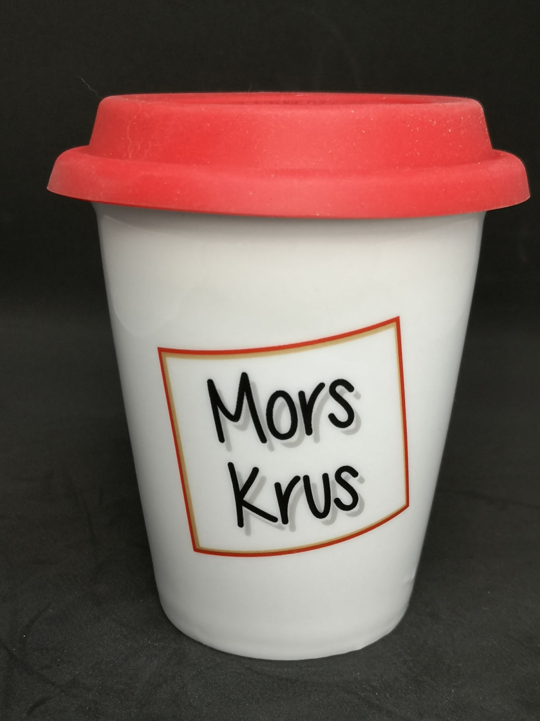 Porcelæn krus med rødt låg. 