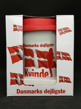 Indlæs billede til gallerivisning Porcelæn krus med rødt låg &quot;Danmarks dejligste Kvinder&quot;
